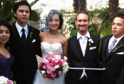 أشهر متحدّ للإعاقة في العالم يقضي شهر العسل مع زوجته الجديدة